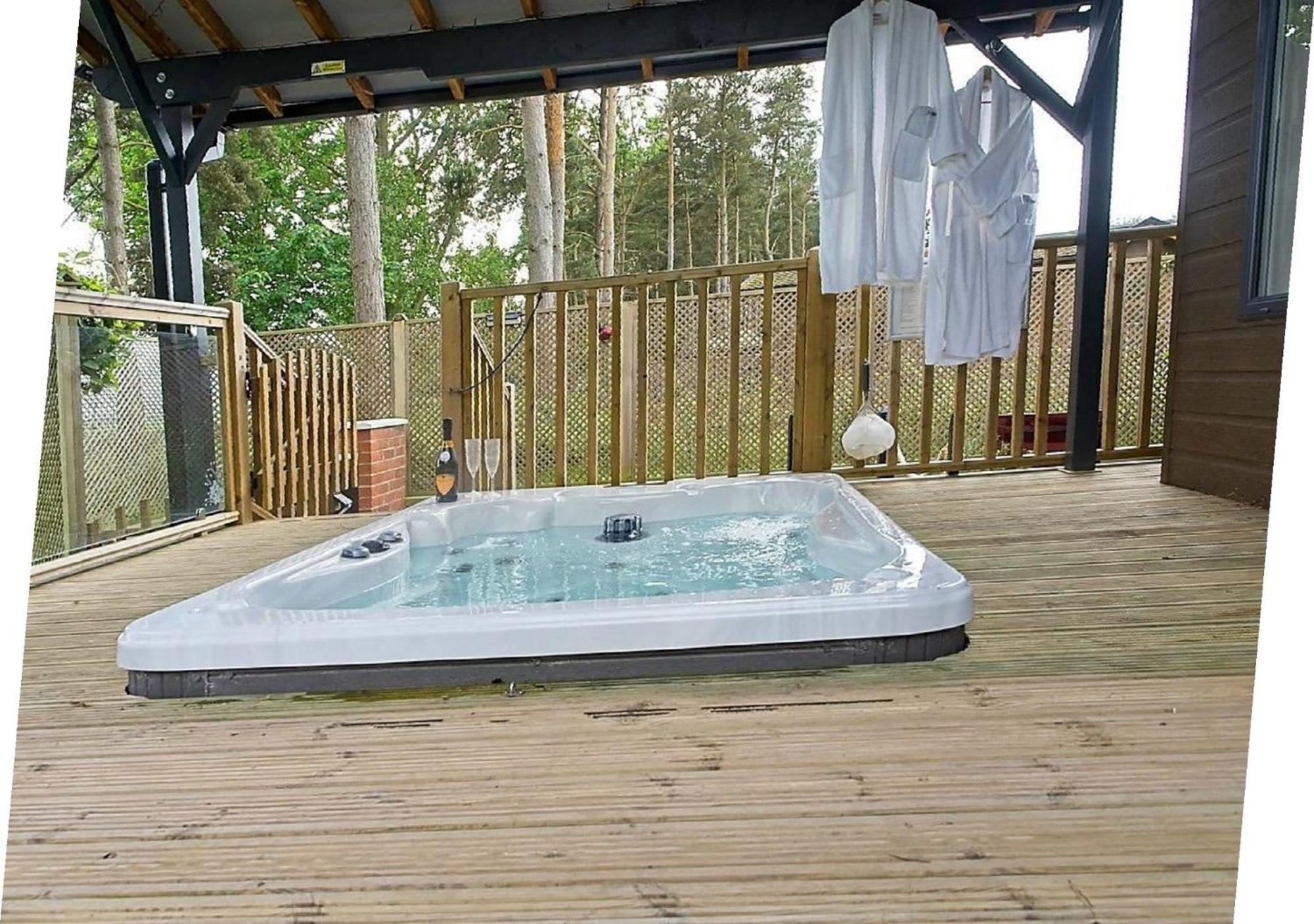 Hollicarrs - Wildflower Lodge Йорк Екстериор снимка